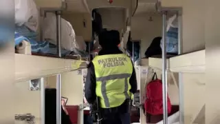 Түнде жұрттың мазасын алған әйел пойыздан түсірілді