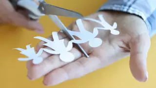 Трусикиде аяқтарын жайып жатқан балапандардың порно фотосуреттері