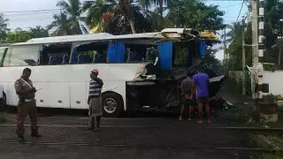 Шри-Ланкада туристер мінген автобус пойызға соқтығысты