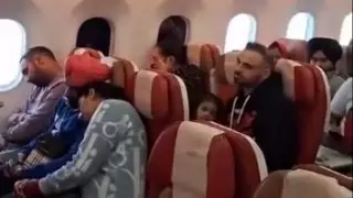 Ұшақ салонында "жаңбыр" жауды - видео