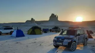 Қазақстандық джиппен Маңғыстауды аралап, жыландармен келісімге келген