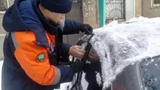 "Есігі жабылып қалды". Өскеменде бір жасар бала көліктің ішінде қалып қойған