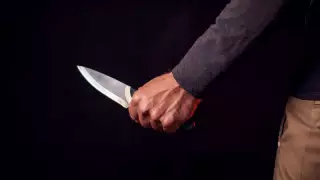 Алматыдағы караоке-клуб маңында белгісіз біреу ер адамды пышақтап кеткен