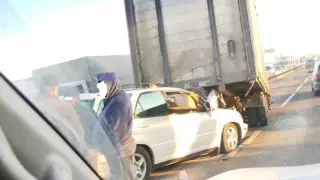 Алматыда жүк көлігінің тіркемесі ажырап кетіп, 2 жеңіл көлікті соқты