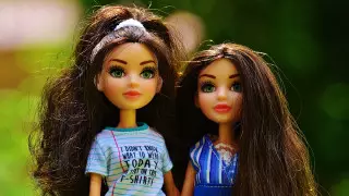 Егіздердің анасы баланың киімдерін тез жинаудың әдісін көрсетті