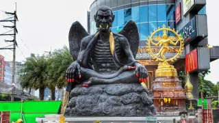 Бангкокта қонақүй иелері қорқынышты мүсін орнатқаны үшін айыппұл арқалады