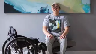 Әуекомпания сал ауруына шалдыққан жолаушыны өз орнына еңбектеп жетуге мәжбүрледі