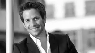 Голливуд актері екі қызымен бірге ұшақ апатынан қаза тапты