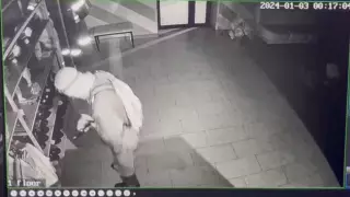 БҚО-да жалған доллар ұрлап кеткен ер адам видеоға түсіп қалған