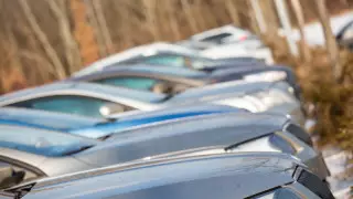 Семейде монша, сауна және кафе маңында тұрған қызметтік көліктер назарға ілікті