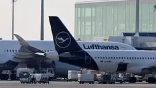 Әуежайда жүк көлігі алып ұшақты тесіп өтті