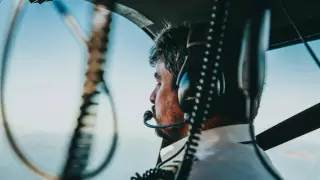 Әуежайдың қақ ортасында шешініп тастаған ұшқыш рейсті кешіктірді