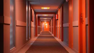 Атақты қонақүйдің менеджері 18 жастағы саяхатшы қыздарды зорлаған