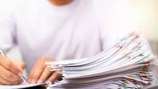 Астанада мектеп оқушысы қоқан-лоқы жазылған парақтар таратқан