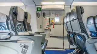 Жолаушы апаттық люкті ашып, ұшақтың қанатына шығып кеткен