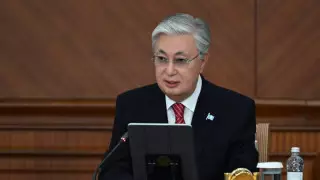 "Жоғарыдан тапсырма берілгенін күтіп отырмау керек". Тоқаев үкіметке үндеу жасады