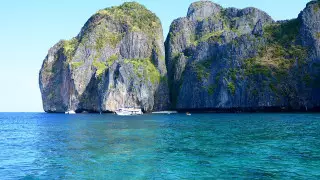 Таиландқа барған турист биіктігі 20 метр жартастан құлап кетті