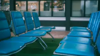 Рейстің кешігуіне ашуланған жолаушылар әуежайды қиратты