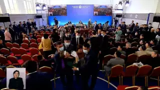 Алматы әкімінің халықпен кездесуінде әйел есінен танып қалды