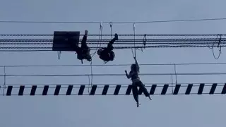 Қытайда аспалы көпір аударылып, туристер 36 метр биіктікте салбырап қалған - видео