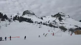 Шаңғышы балаларының көзінше Альпідегі қар көшкінінің астына түсіп қалған