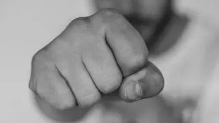 Ұшақта ойран салып, бортсерікті соққыға жыққан жолаушы видеоға түсіп қалған