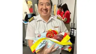 "Аспанда туған". Ұшқыш толғағы қысқан жолаушыны босандырып алды