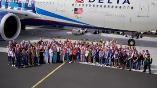 Зейнетке шыққан ұшқыш Airbus-ты жалға алып 112 досын Гавайға апарған