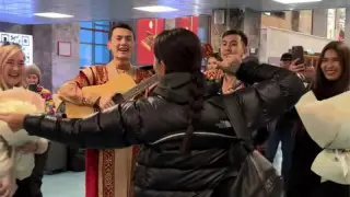 "Семейге әкім ұшып келді ме?": әуежайдағы ерекше кездесу Қазнетті тамсандырды