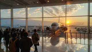 Қазнетте қазақстандық қыздың ұшаққа отырғызу кезіндегі видеосы талқыланып жатыр