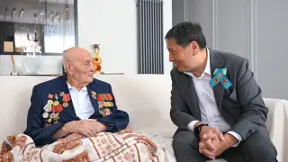 Ерболат Досаев Ұлы Отан соғысының ардагерлерін Жеңіс күнімен құттықтады