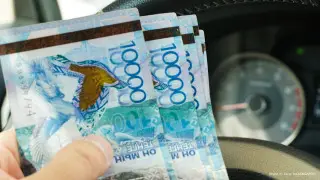 Алматыда полицейлердің пара алып жатқан сәті видеоға түсіп қалған