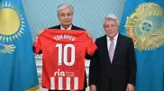 "Атлетико Мадрид" президенті Тоқаевқа сыйлық жасады