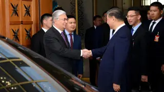 Сарапшы Тоқаев неге тек Си Цзиньпинді жеке қарсы алғанын түсіндірді