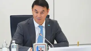 Дархан Сатыбалды "Жайлы мектеп" мердігерлерінің жұмысын сынға алып, ескерту жасады