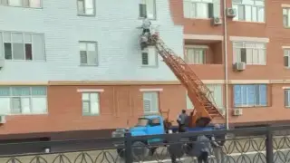 “Неге?“ Қызылордада қызыл кірпіштен соғылған үйлерді ақ түске бояп жатыр