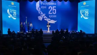 Атырау облысының әкімі тұрғындарға мемлекеттік наградалар табыс етті