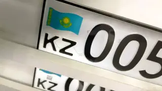 Жүргізуші көлік нөміріне қағаз жапсырғаны үшін қамауға алынып, куәлігінен айырылды