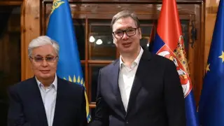 Тоқаев Сербия президентіне Алматының әйгілі апортын алып барды