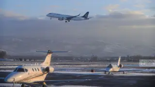 Әуе компания қызметкерлерін балағаттаған жолаушы рейстен түсірілді