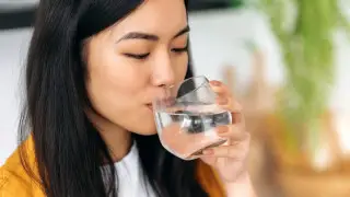 Дәрігерлер бір уақытта қанша су ішуге болатынын түсіндірді