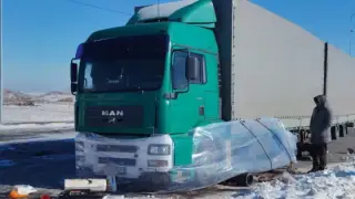 Бес тәулік бойы жолда болған: құтқарушылар жүк көлігінің жүргізушісіне көмектесті