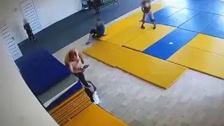 Атыраудағы балалар ауылында ер адам жасөспірімге қол көтерген