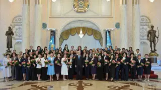 Қазақстанда алғаш рет екі құрметті атақ берілді