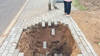 Астанада жаяу жүргіншілер жолы опырылып, қыз су толы шұңқырға түсіп кеткен