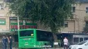 Алматыда автобус жеңіл көлікті қағып, үйге соғылды