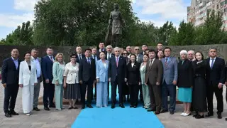 Тоқаев Әлия Молдағұлованың ескерткішіне гүл шоғын қойды