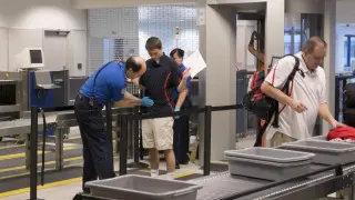 Неге әуежайда аяқ киімді шешуді сұрайды?