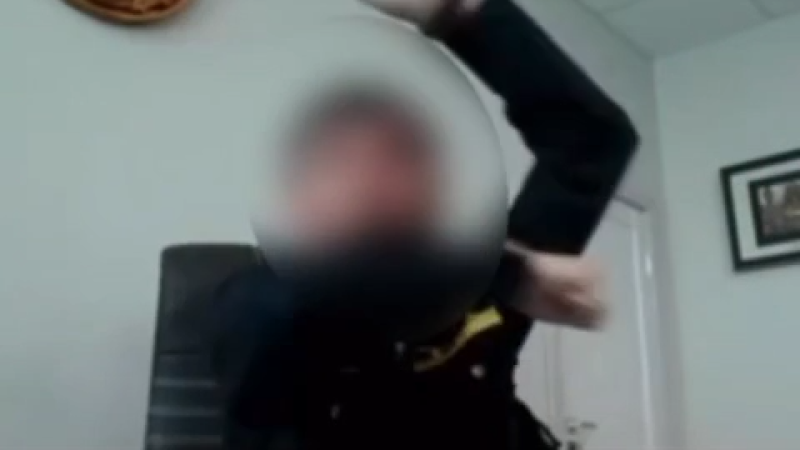 Желіде әйелі қатты дауыстап жатыр