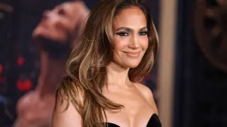 “Міндетіңізді біліңіз“: J.Lo-ның киімін сынаған депутаттың басы дауға қалды